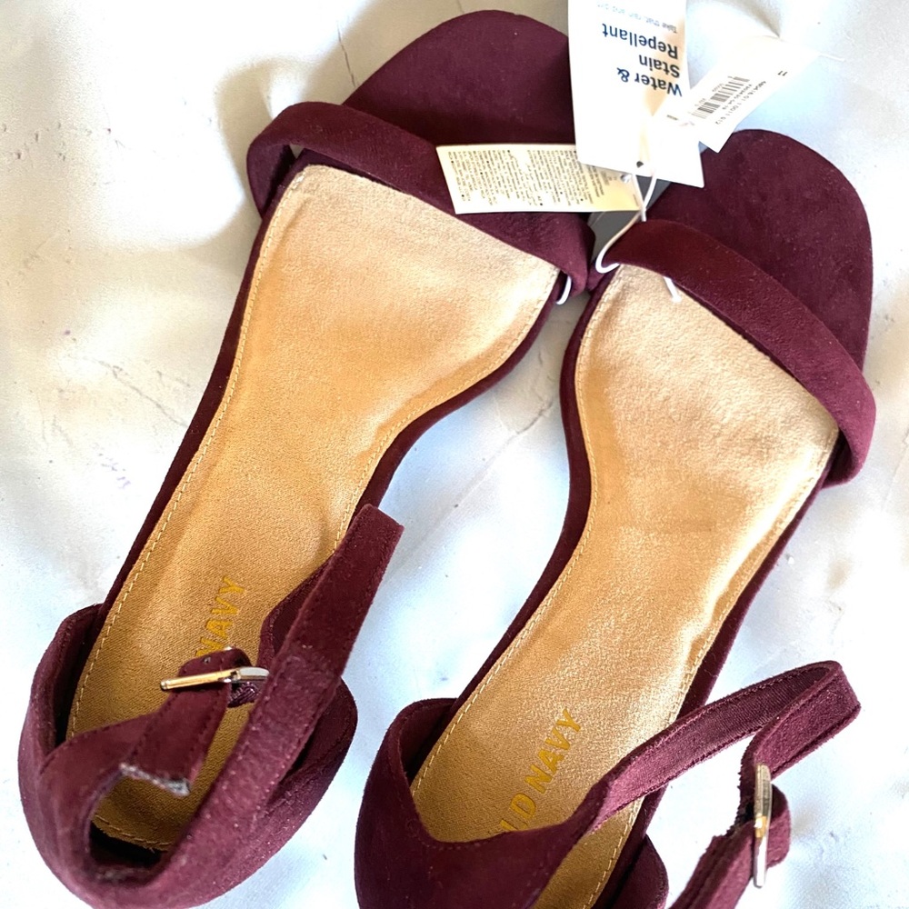 Low heel buckled sandals